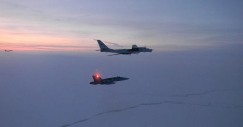 Общество: СМИ: истребители США и Канады перехватили российские Ту-142 у Аляски