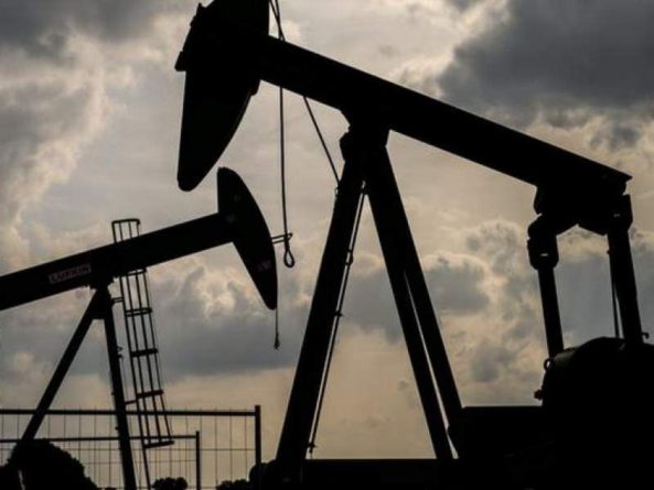 Общество: Нефть продолжила дешеветь после запрета на въезд европейцев в США