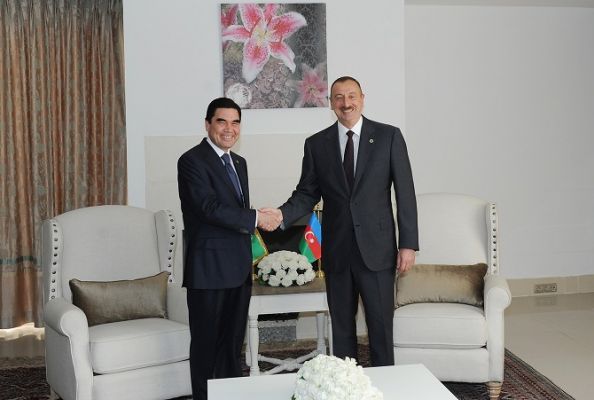 Общество: Граждане Туркменистана посещают Баку, чтобы обменять валюту: интервью