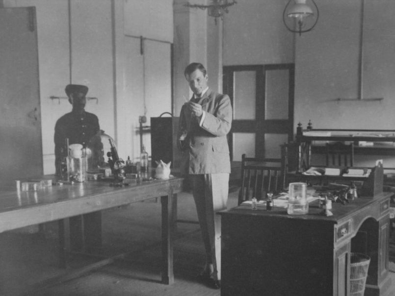 Доктор Хавкин в исследовательской лаборатории в Бомбее, 1898 год.jpg