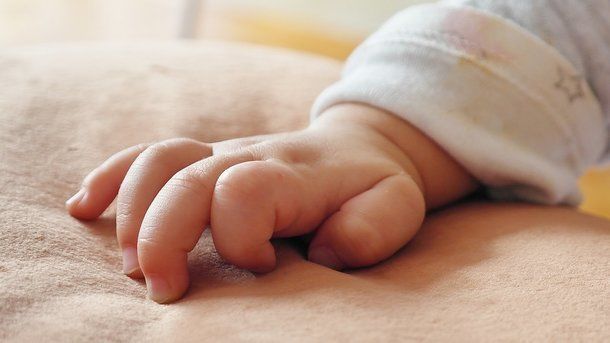 Общество: Коронавирус у новорожденного младенца в Британии – все очень серьезно