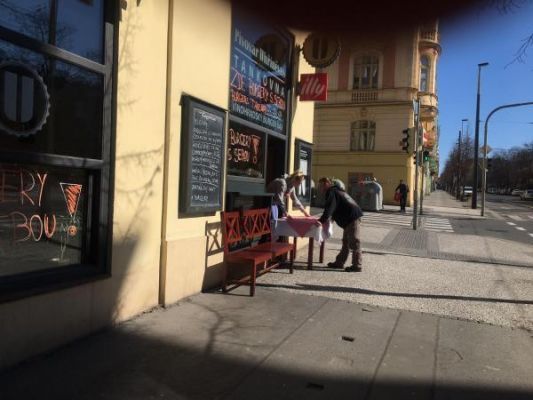 Общество: Чехия самоизолировалась изнутри: Прага опустела, бизнес несёт убытки