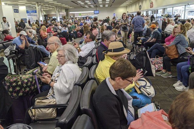Общество: В ожидании вылета: пассажиры, которые застряли в аэропортах из-за коронавируса (ФОТО)