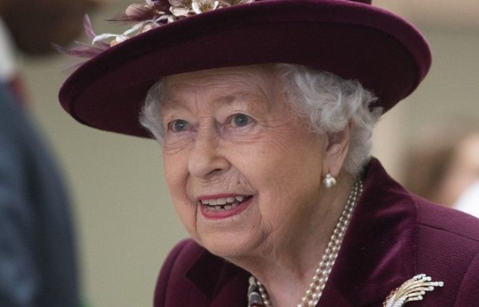 Общество: Елизавета II вернулась в Букингемский дворец, несмотря на угрозу COVID-19