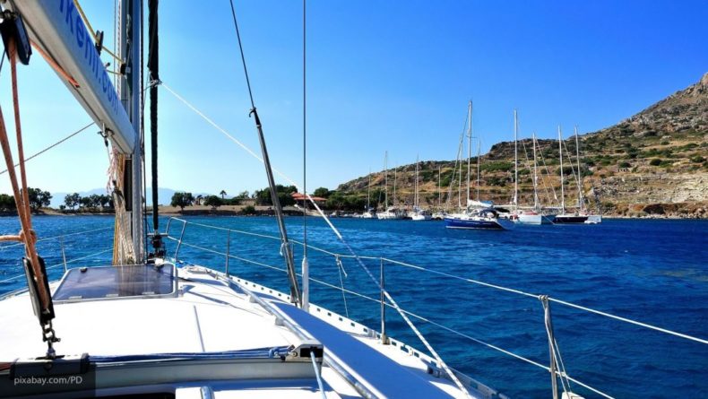 Общество: Огромную яхту саудовского принца уронили в порту Перама в Греции