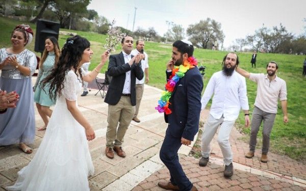 Общество: Больше десяти не собираться: в Израиле разогнали свадьбу