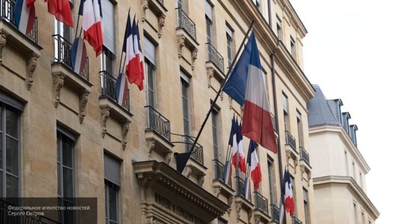 Общество: Le Figaro отмечает бессилие Франции перед коронавирусом