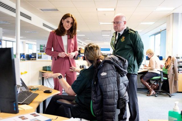 Общество: Поблагодарили сотрудников: Кейт Миддлтон и принц Уильям посетили колл-центр скорой помощи в Лондоне (ФОТО)