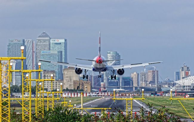 Общество: Аэропорт Лондона закрывается до конца апреля
