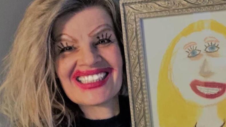 Общество: Девочка нарисовала портрет мамы и рассмешила ее внезапной деталью