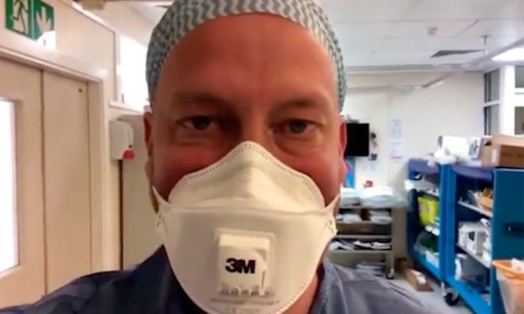 Общество: В Великобритании врач вернулся к работе, тяжело переболев COVID-19