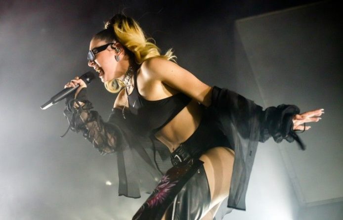 Общество: Певица Charli XCX заявила, что запишет новый альбом в самоизоляции