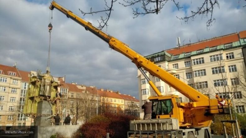 Общество: Философ Беспалова: демонтаж памятника Коневу в Праге оскверняет память о всех погибших