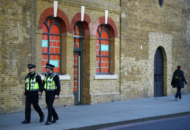 Общество: Еще одного британца, кашлявшего на полицейских, приговорили к тюрьме