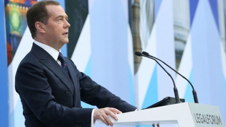Общество: Медведев заявил, что миру нужны очищенные от санкций отношения
