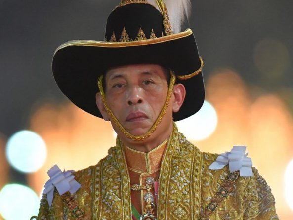 Общество: Король Таиланда устал от карантина с 20 наложницами и улетел на фестиваль