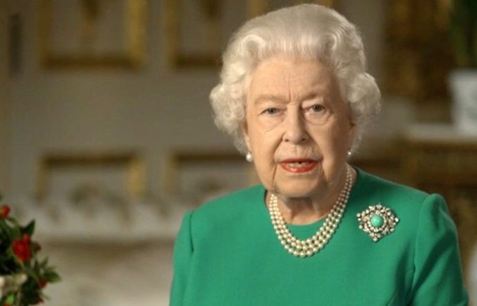Общество: Британская королева впервые вручила милостыню по почте