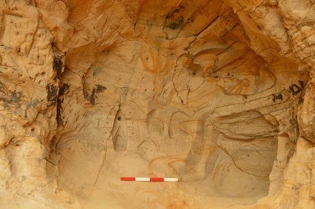 Общество: В Великобритании железнодорожники случайно нашли средневековый пещерный храм