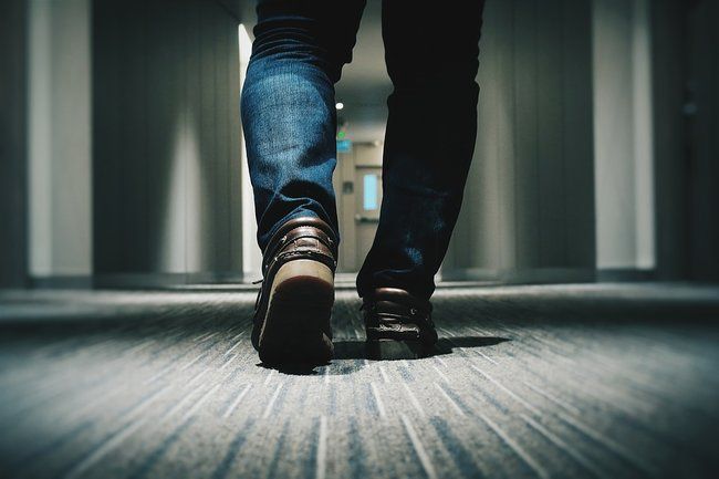 Общество: Эксперты объяснили, как можно принести коронавирус в дом на одежде и обуви