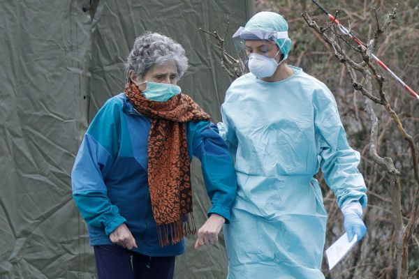 Общество: В Европе коронавирус атакует дома престарелых