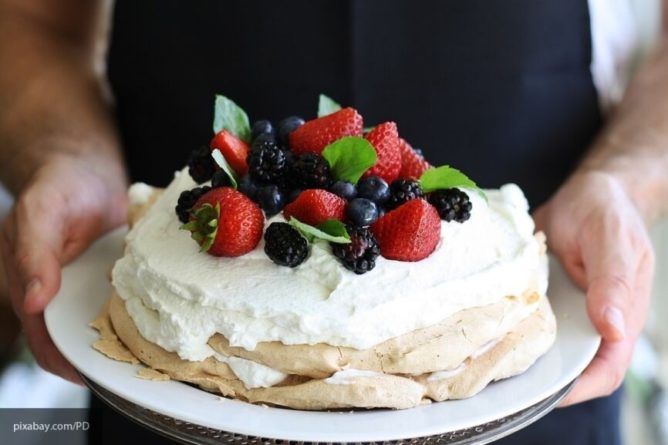 Общество: Два фуд-блогера начали готовить торты по рецептам пекарей, живших более 100 лет назад