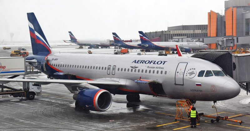 Общество: “Аэрофлот” приостановил продажу билетов на международные рейсы до августа