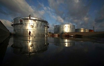 Общество: Россия вынуждена выливать нефть — ее не покупают, а хранить негде