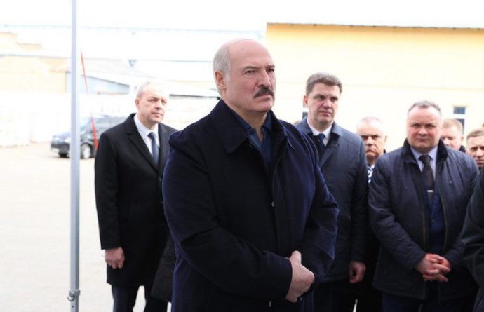 Общество: Лукашенко пообещал помочь тем, кто шевелится и «тремя пальцами пытается что-то найти»