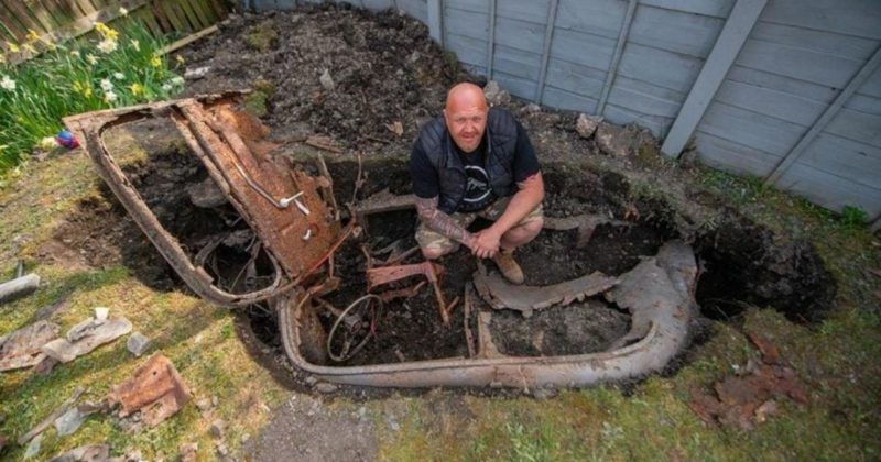 Общество: Садовник случайно откопал Ford 1950 года на заднем дворе дома