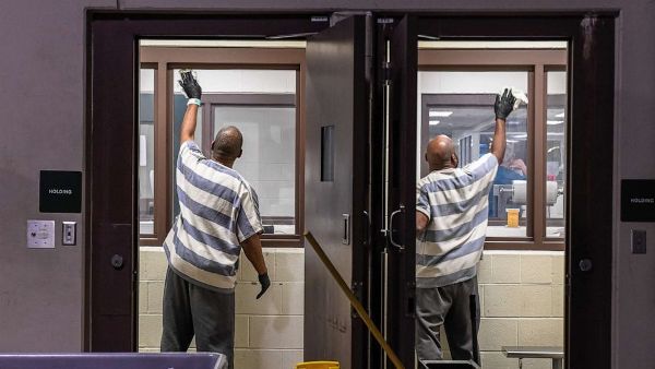 Общество: Заключённые тюрем в США повально заражены коронавирусом — исследование