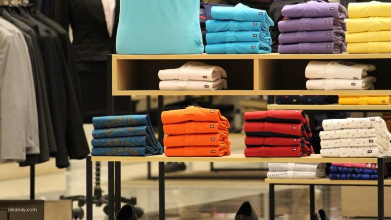 Общество: В Британии покупателям будет запрещено примерять одежду в магазинах во время карантина