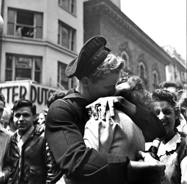 11 исторических фото, которые отражают радость победы над нацистской Германией 75 лет назад