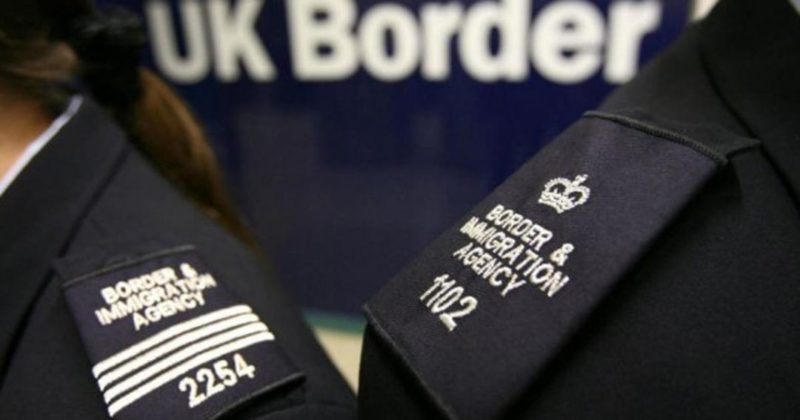 Общество: Власти Британии задержали почти 50 мигрантов у южного берега страны