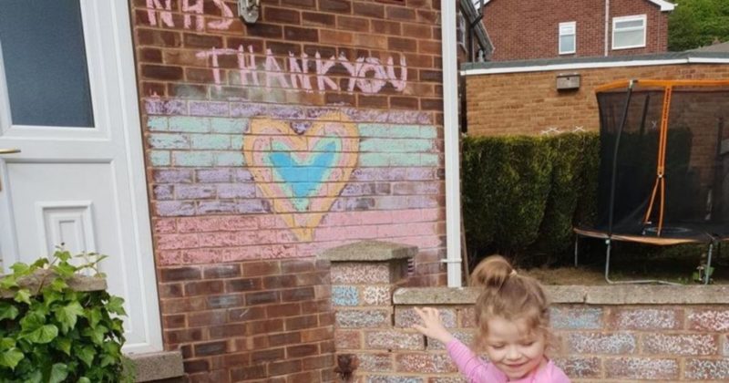 Общество: Сосед попросил девочку смыть с ее дома рисунок в поддержку врачей