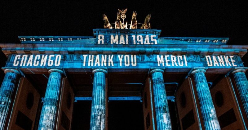 Общество: На Бранденбургских воротах высветили слово "спасибо" на русском и еще трех языках