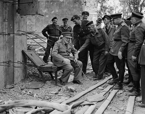 Общество: Историческое фото: Черчилль у входа в бункер Гитлера в июле 1945