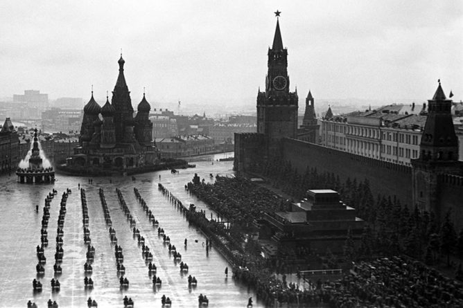 Общество: История военных парадов на Красной площади