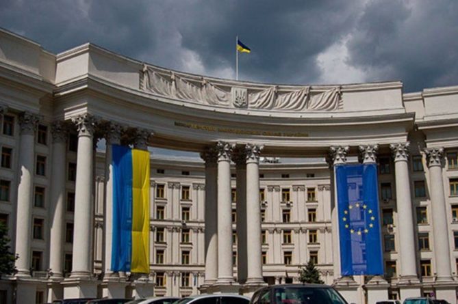 Общество: Украинцам запретили выезжать за границу без спецразрешения МИД: сеть взорвалась гневом