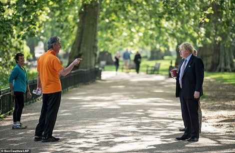 Общество: Фото дня: Британский премьер-министр с чашкой кофе в парке Сент-Джеймс по дороге на Даунинг-стрит
