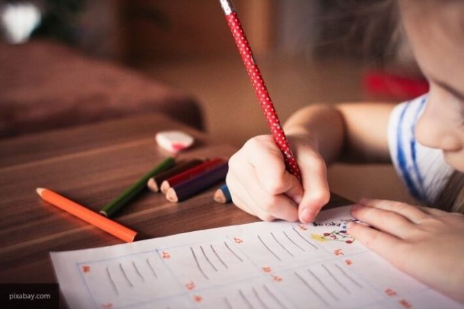 Общество: Учителя обеспокоены решением британских властей открыть школы