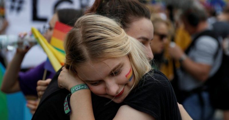 Общество: Исследование: 40% представителей ЛГБТ страдают от нападок