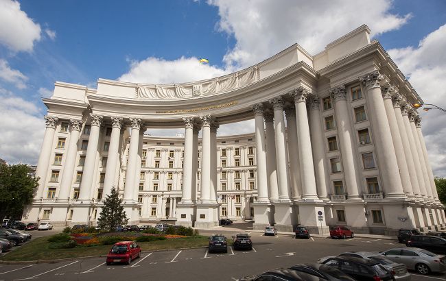 Общество: Прием граждан возобновили 40 украинских посольств и консульств
