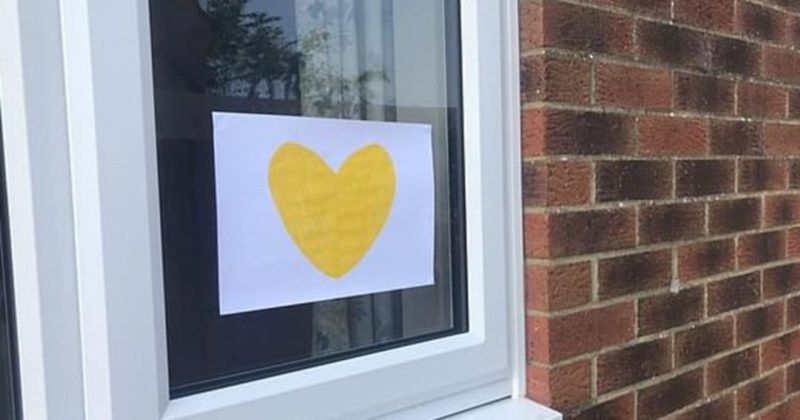Общество: Потерявшие родных из-за COVID семьи приклеивают на окна желтые сердца