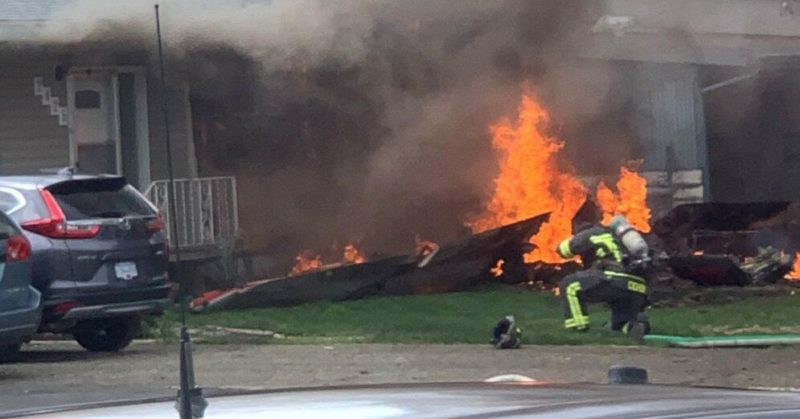 Общество: В Канаде самолет пилотажной группы упал на дом, один человек погиб