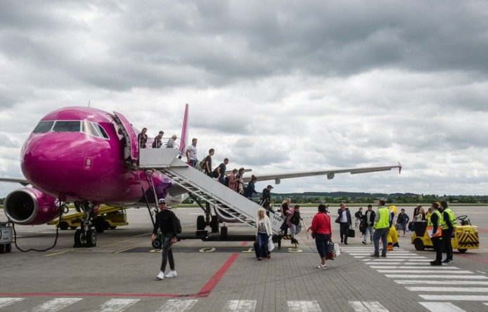Общество: Сербия приняла первый коммерческий авиарейс после снятия ограничений