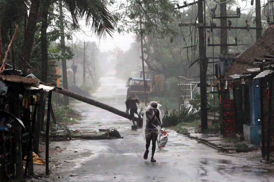 На Индию обрушился мощный ураган: появились видео 