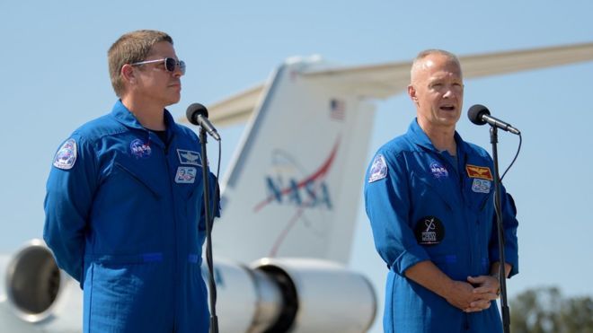 Общество: Полет Dragon. Астронавты НАСА прибыли на космодром перед историческим стартом на МКС