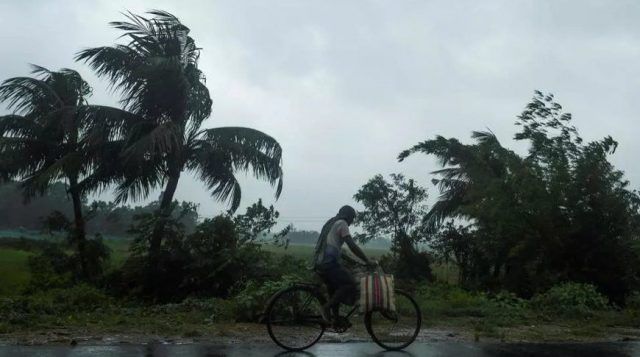 Общество: На Индию и Бангладеш обрушился самый сильный циклон за десятилетие (ФОТО)