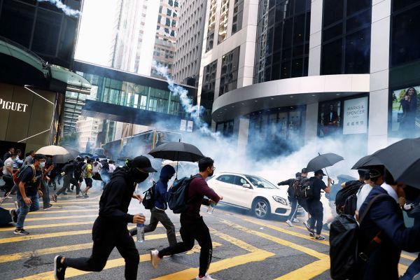 Общество: Китай добивается контроля над Гонконгом вопреки протестам населения