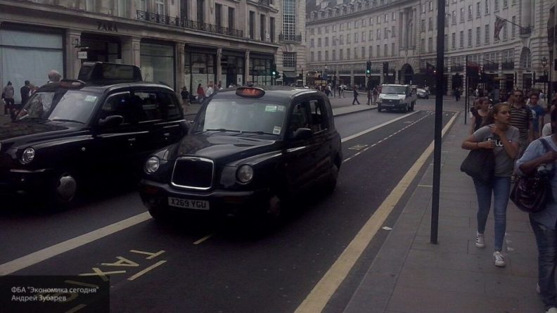 Общество: Лондонский таксист скончался с COVID-19 после плевка не желавшего платить пассажира